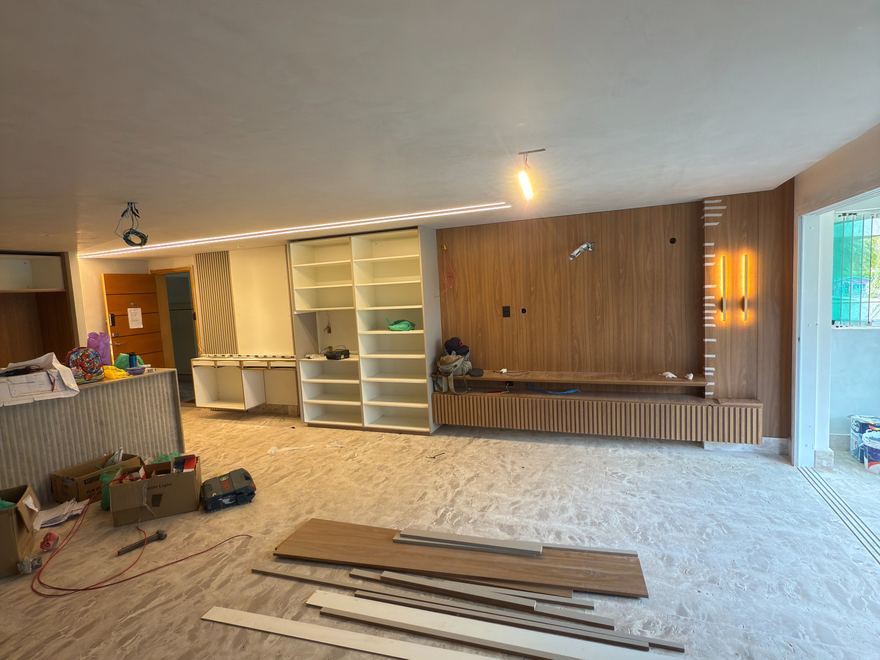 Ilhas do Lago — Estar com painel ripado e marcenaria