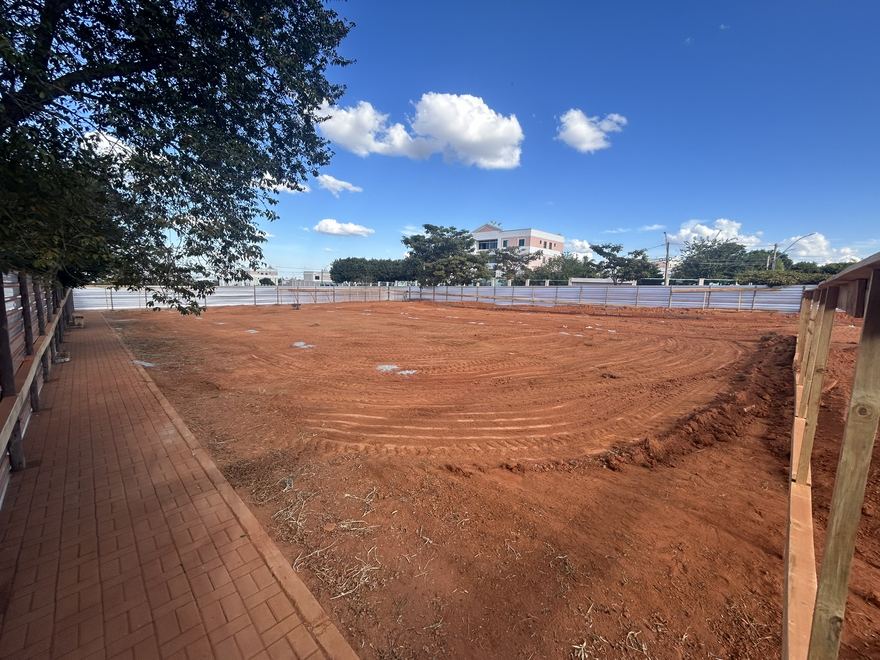 Jardins Open Mall — Terreno preparado e canteiro montado